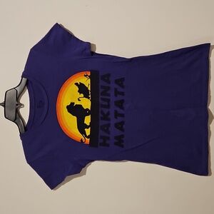 Disney The Lion King Hakuna Matata purple short sleeve graphic tee Girls Lrg.